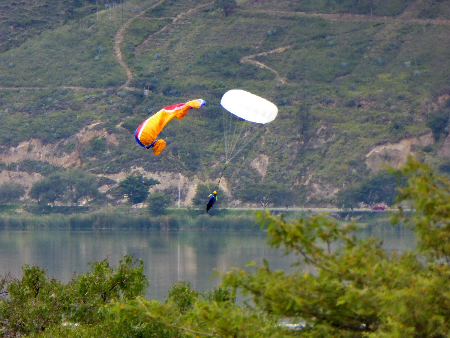 Glider falling into Laguna Yahuarcocha